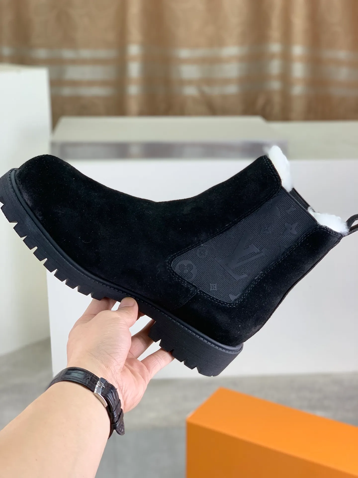 Factory price P900 💰💎💎💎High version of new men's shoes. Purchasing quality◾️◽️LV～Louis Vuitton boots series! by Virgin Abloh The most beautiful sneakers, Lv Brand strongly recommends new products, official website limited edition retro basketball sneakers! Both the high-top and low-top models spent money to purchase 1:1 accurate reproductions of the originals. The details are invincible and full of sincerity. The imported custom-made original frosted cowhide leather is packaged in the same way as the originals. The details are 100% restored. The privately customized originals are combined into a non-slip, wear-resistant and lightweight foam outsole. It is different from other brands. Without the original version, this effect cannot be achieved! L’s best-looking men’s shoes in the past, don’t miss it! Calfskin lining: Imported water-dyed cowhide lining/foot pad Outsole: lightweight foaming and non-slip Size: Men's 39-44 (38, 45 customized, non-refundable)